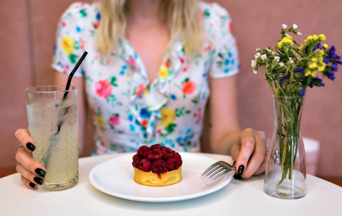 Дієтолог пояснила: чи потрібно справді вживати солодке окремо від головних страв