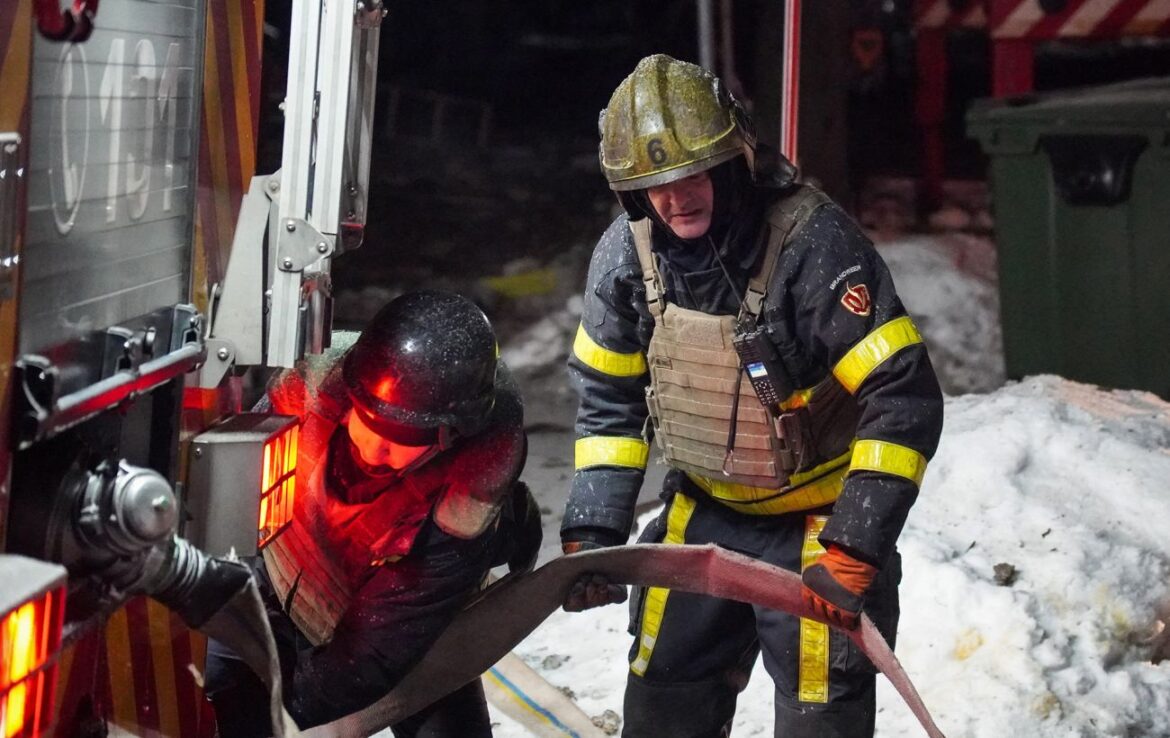 Одесу зазнала масованого удару безпілотниками РФ: уражено багатоповерхівку та промислову споруду.